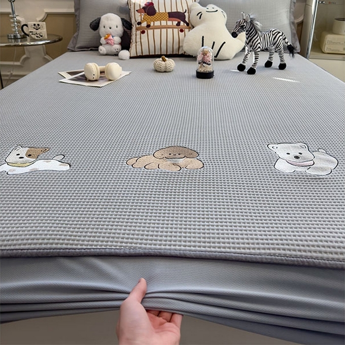 91家纺网 家纺一手货源 找家纺 莱家富 2026新款A类乙纶冰豆豆凉席冰丝席-华夫格绣花床笠 躺躺岛-灰