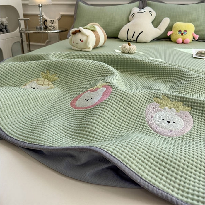 91家纺网 家纺一手货源 找家纺 莱家富 2026新款A类乙纶冰豆豆凉席冰丝席-华夫格绣花床笠 奶冻喵-果绿