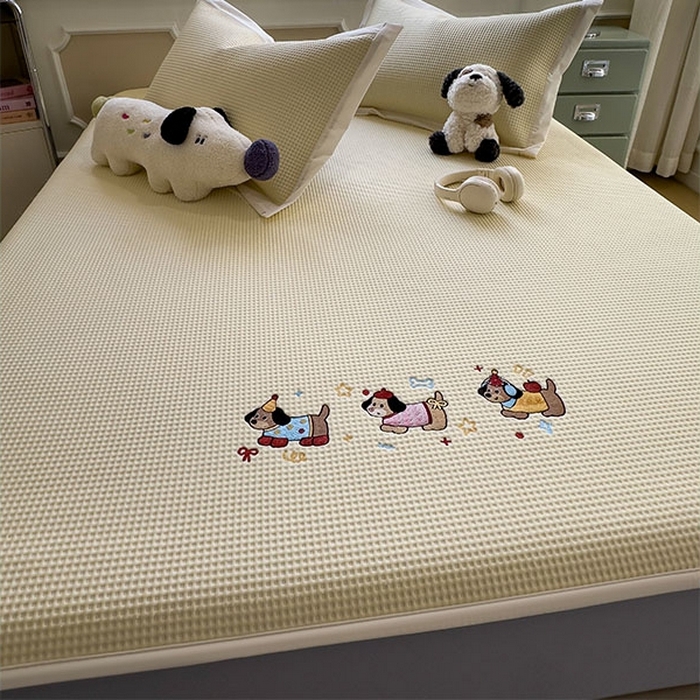 91家纺网 家纺一手货源 找家纺 莱家富 2026新款A类乙纶冰豆豆凉席冰丝席-华夫格绣花床笠 趣味腊肠狗