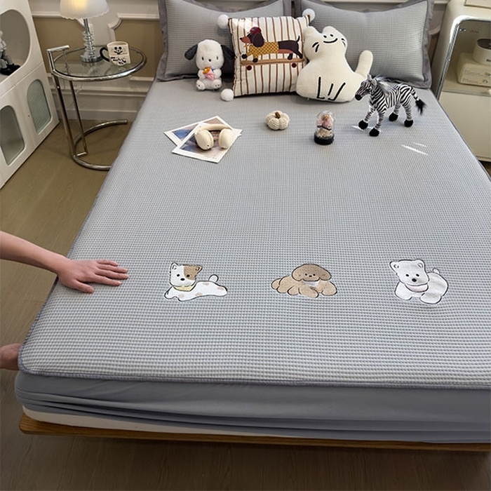 91家纺网 家纺一手货源 找家纺 莱家富 2026新款A类乙纶冰豆豆凉席冰丝席-华夫格绣花床笠 躺躺岛-灰