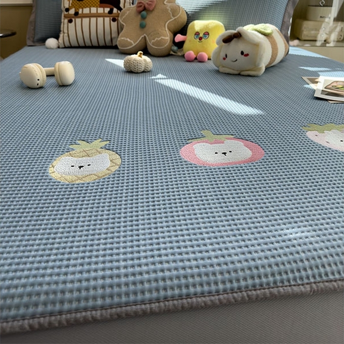 91家纺网 家纺一手货源 找家纺 莱家富 2026新款A类乙纶冰豆豆凉席冰丝席-华夫格绣花床笠 奶冻喵-蓝