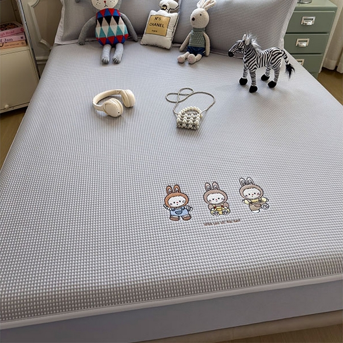 91家纺网 家纺一手货源 找家纺 莱家富 2026新款A类乙纶冰豆豆凉席冰丝席-华夫格绣花床笠 兔免星人