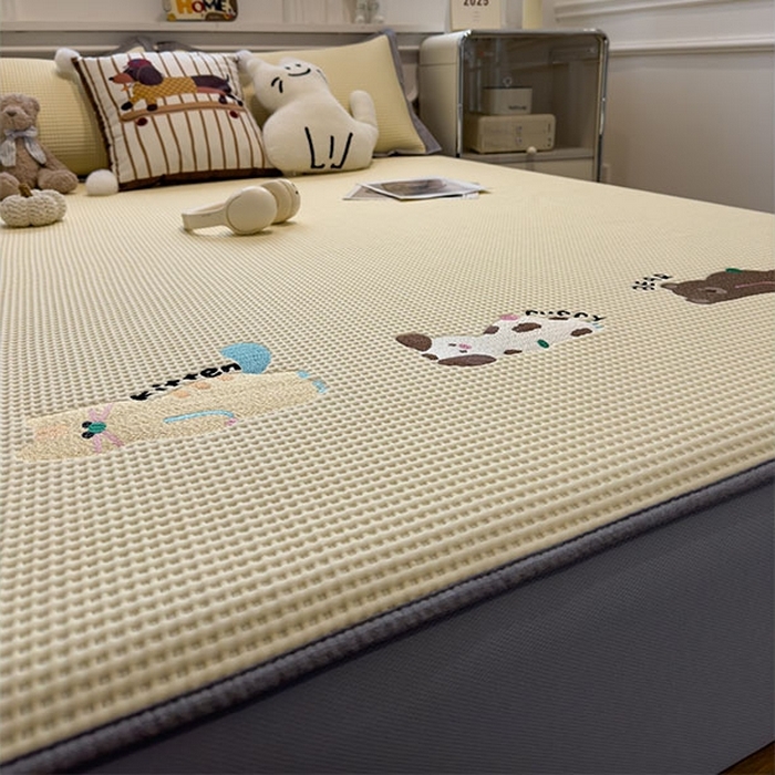 91家纺网 家纺一手货源 找家纺 莱家富 2026新款A类乙纶冰豆豆凉席冰丝席-华夫格绣花床笠 懒懒小憩