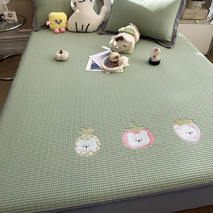 91家纺网 家纺一手货源 找家纺 莱家富 2026新款A类乙纶冰豆豆凉席冰丝席-华夫格绣花床笠 奶冻喵-果绿