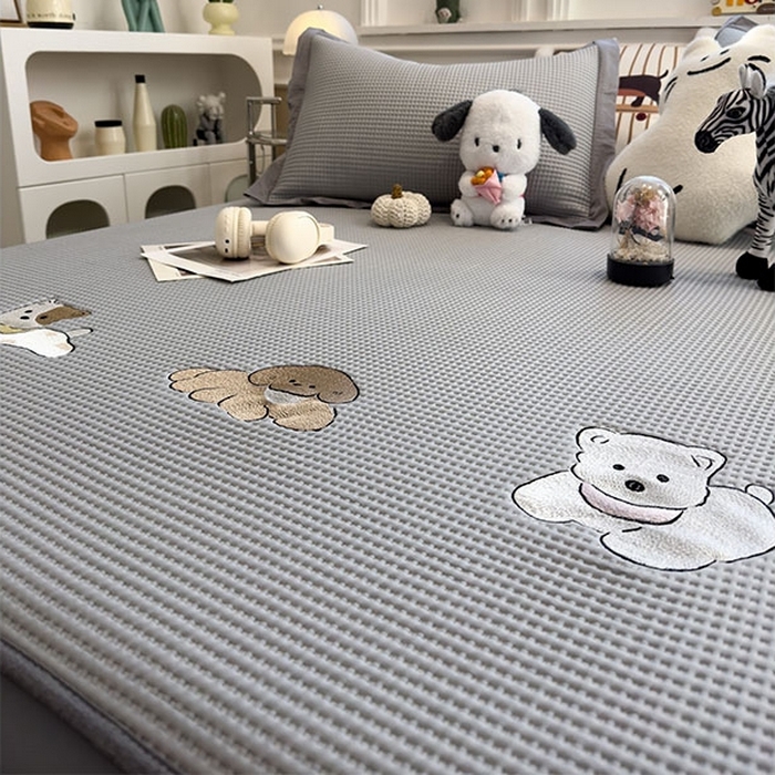 91家纺网 家纺一手货源 找家纺 莱家富 2026新款A类乙纶冰豆豆凉席冰丝席-华夫格绣花床笠 躺躺岛-灰