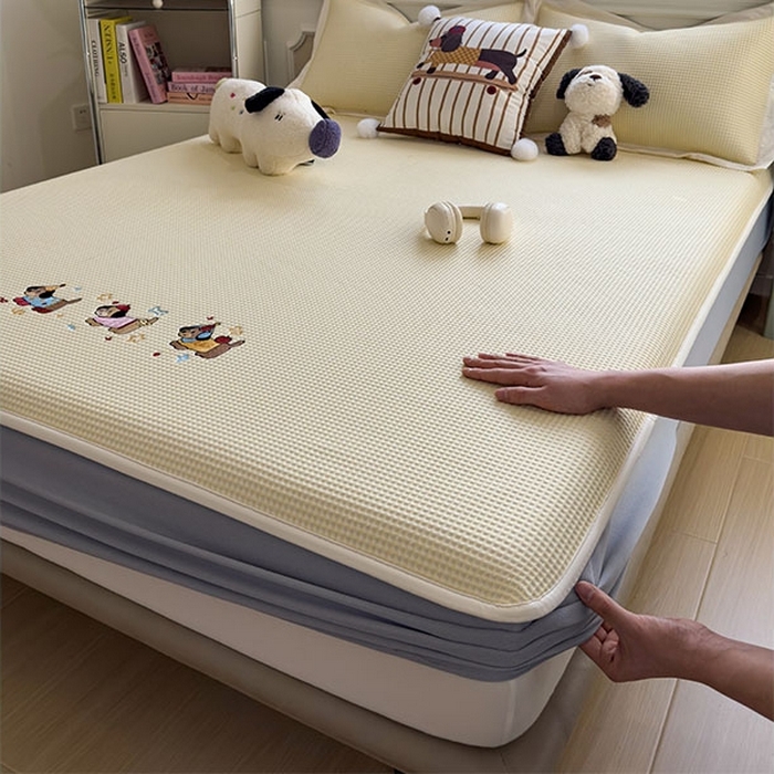 91家纺网 家纺一手货源 找家纺 莱家富 2026新款A类乙纶冰豆豆凉席冰丝席-华夫格绣花床笠 趣味腊肠狗