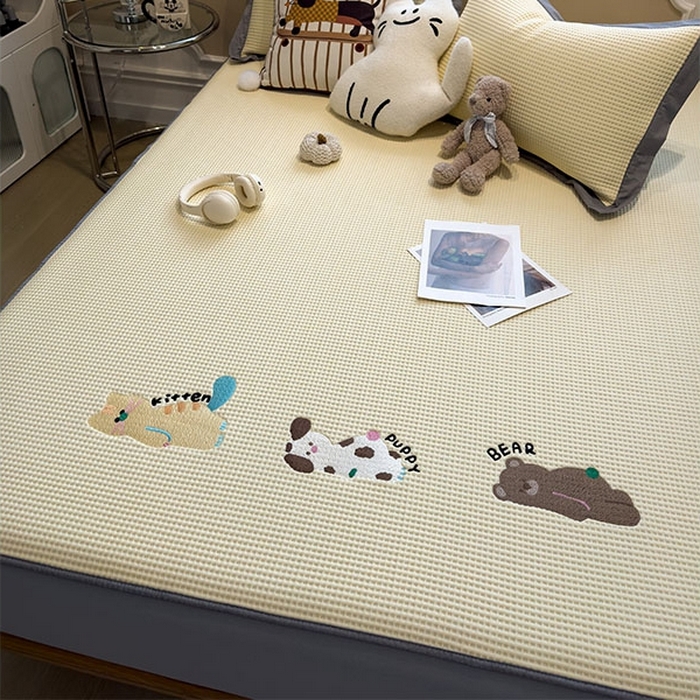 91家纺网 家纺一手货源 找家纺 莱家富 2026新款A类乙纶冰豆豆凉席冰丝席-华夫格绣花床笠 懒懒小憩