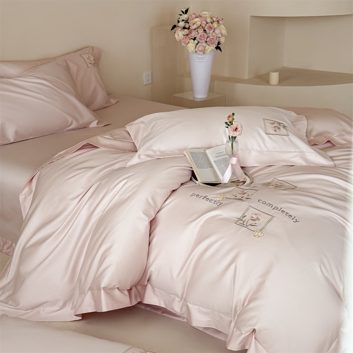 91家纺网 家纺一手货源 找家纺 名品优仓 2026新款长绒棉50s全棉纯棉刺绣宽边款四件套-花栖 花栖-公主粉