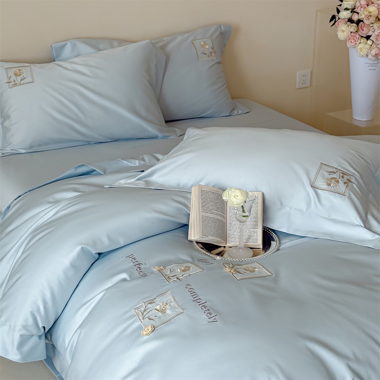 91家纺网 家纺一手货源 找家纺 名品优仓 2026新款长绒棉50s全棉纯棉刺绣宽边款四件套-花栖 花栖-浅云蓝