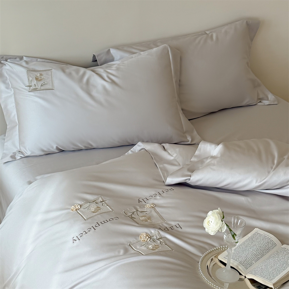 91家纺网 家纺一手货源 找家纺 名品优仓 2026新款长绒棉50s全棉纯棉刺绣宽边款四件套-花栖 花栖-浅妃灰