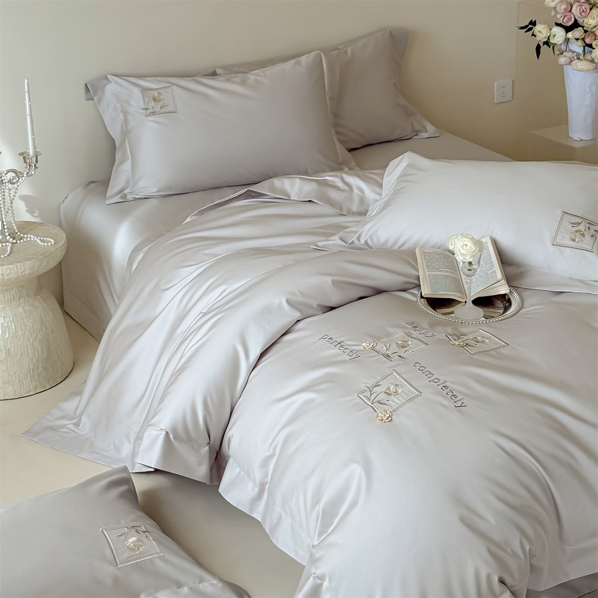 91家纺网 家纺一手货源 找家纺 名品优仓 2026新款长绒棉50s全棉纯棉刺绣宽边款四件套-花栖 花栖-浅妃灰