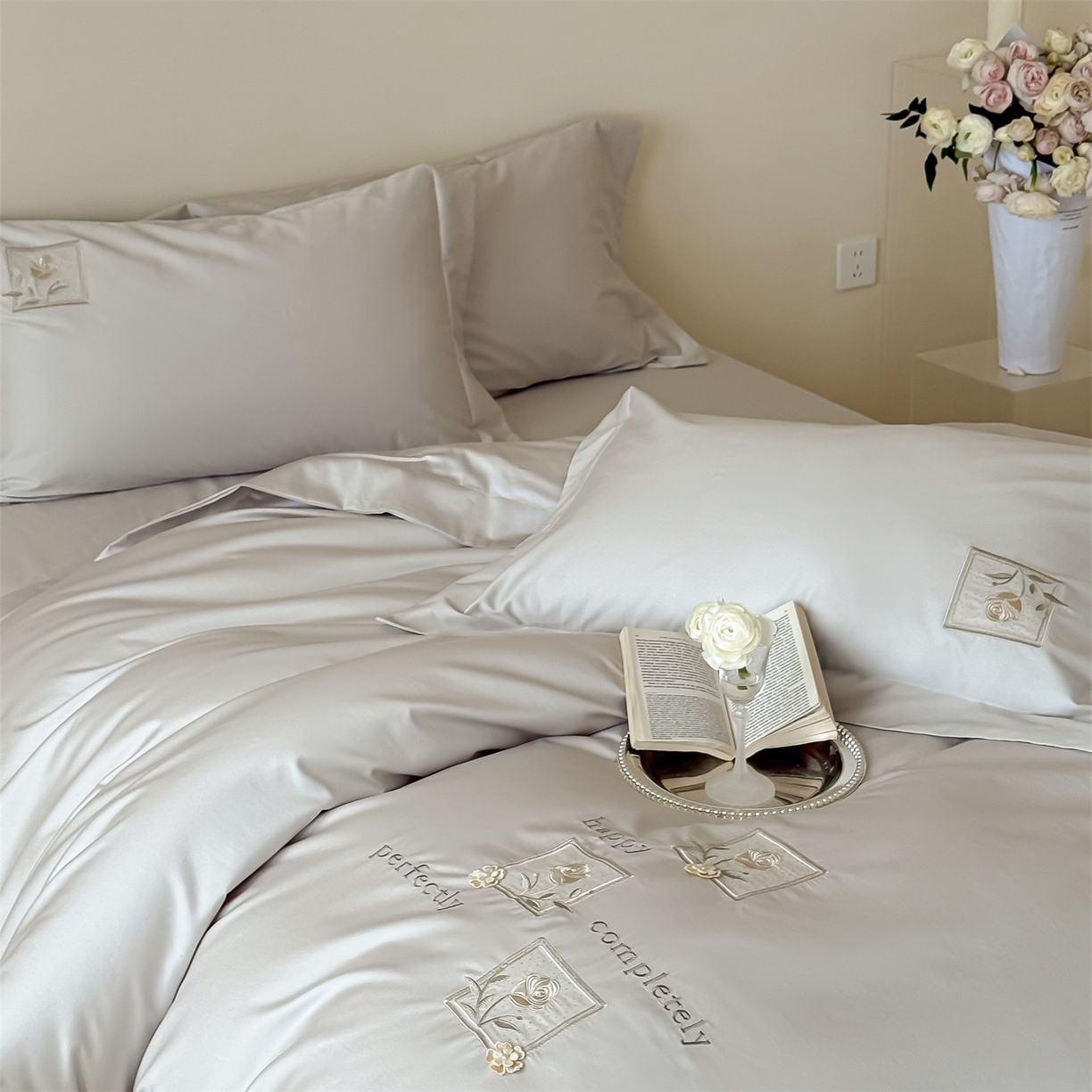 91家纺网 家纺一手货源 找家纺 名品优仓 2026新款长绒棉50s全棉纯棉刺绣宽边款四件套-花栖 花栖-浅妃灰