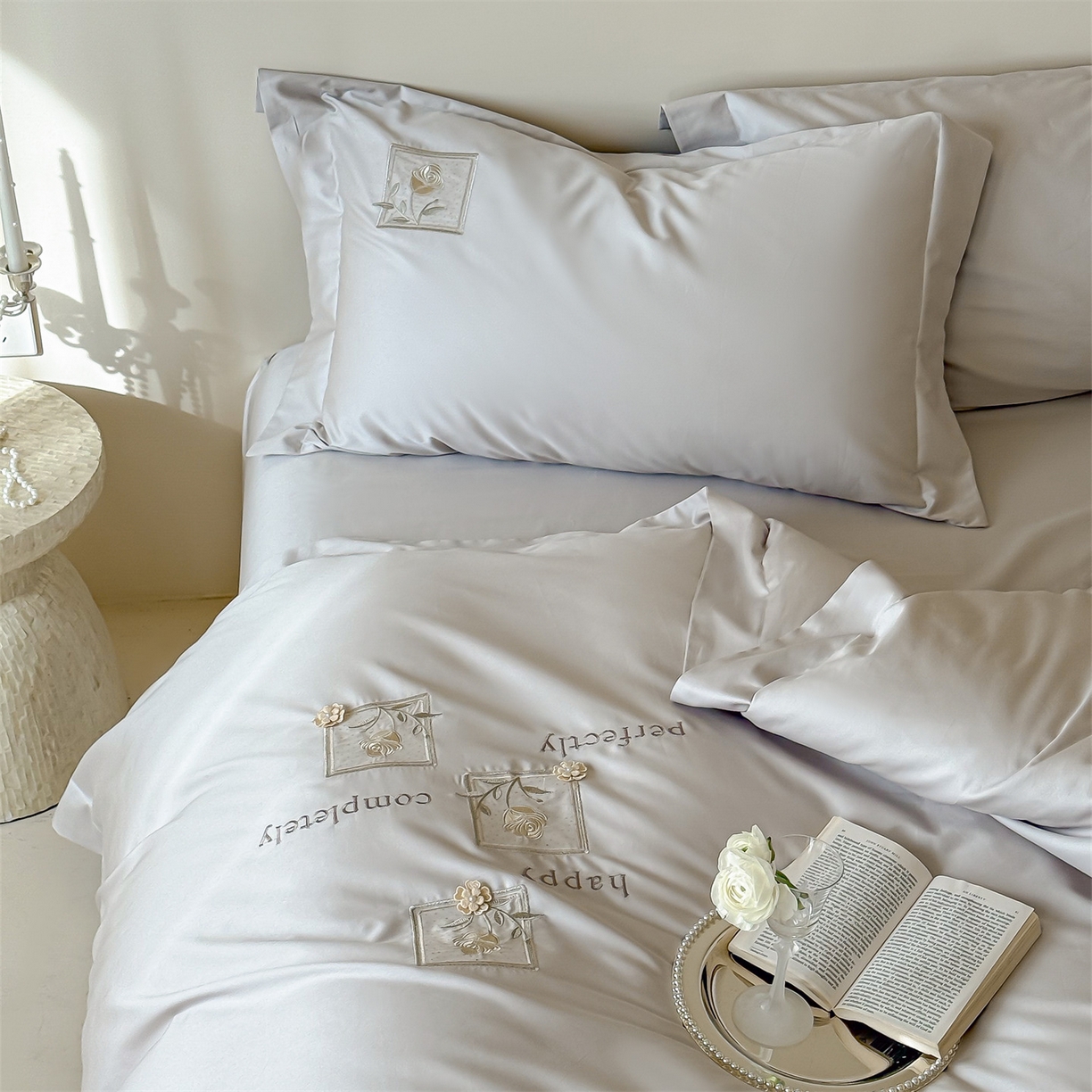 91家纺网 家纺一手货源 找家纺 名品优仓 2026新款长绒棉50s全棉纯棉刺绣宽边款四件套-花栖 花栖-浅妃灰