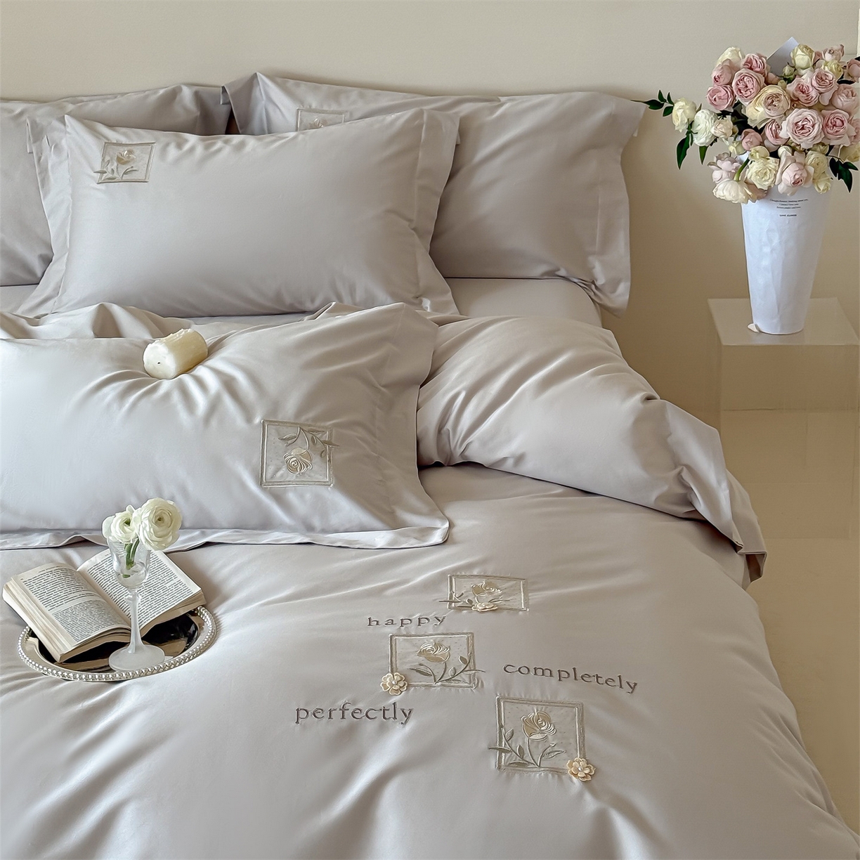 91家纺网 家纺一手货源 找家纺 名品优仓 2026新款长绒棉50s全棉纯棉刺绣宽边款四件套-花栖 花栖-浅妃灰