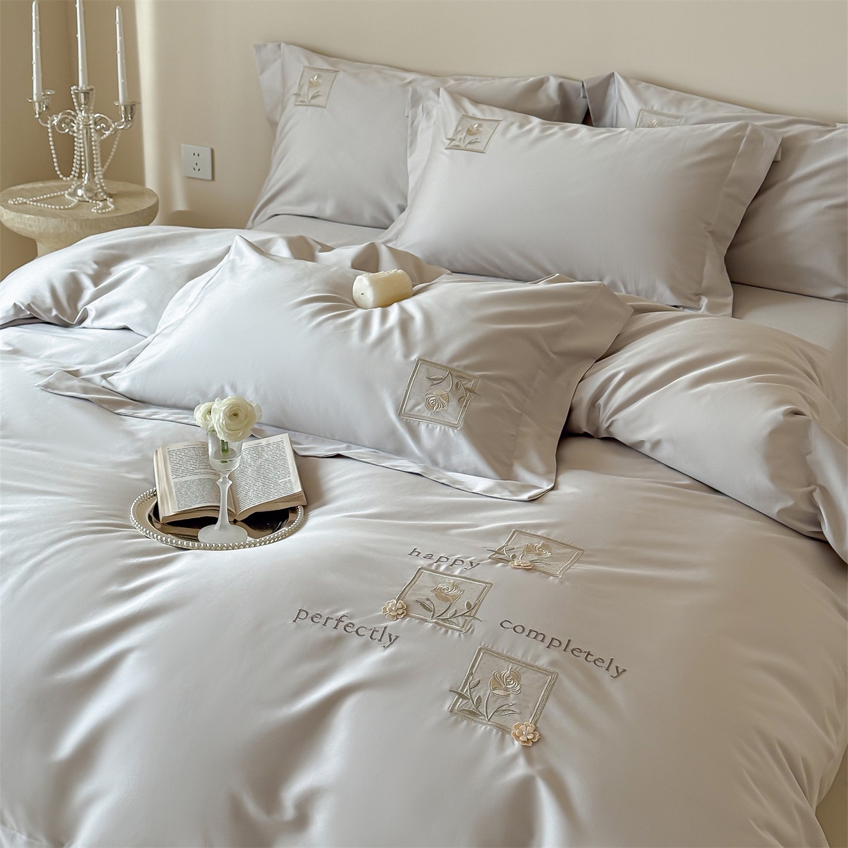 91家纺网 家纺一手货源 找家纺 名品优仓 2026新款长绒棉50s全棉纯棉刺绣宽边款四件套-花栖 花栖-浅妃灰