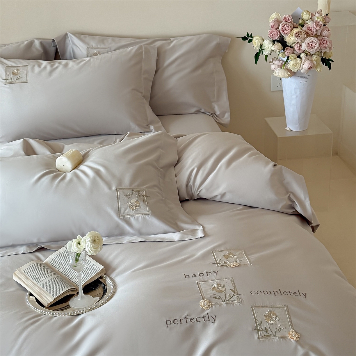 91家纺网 家纺一手货源 找家纺 名品优仓 2026新款长绒棉50s全棉纯棉刺绣宽边款四件套-花栖 花栖-浅妃灰