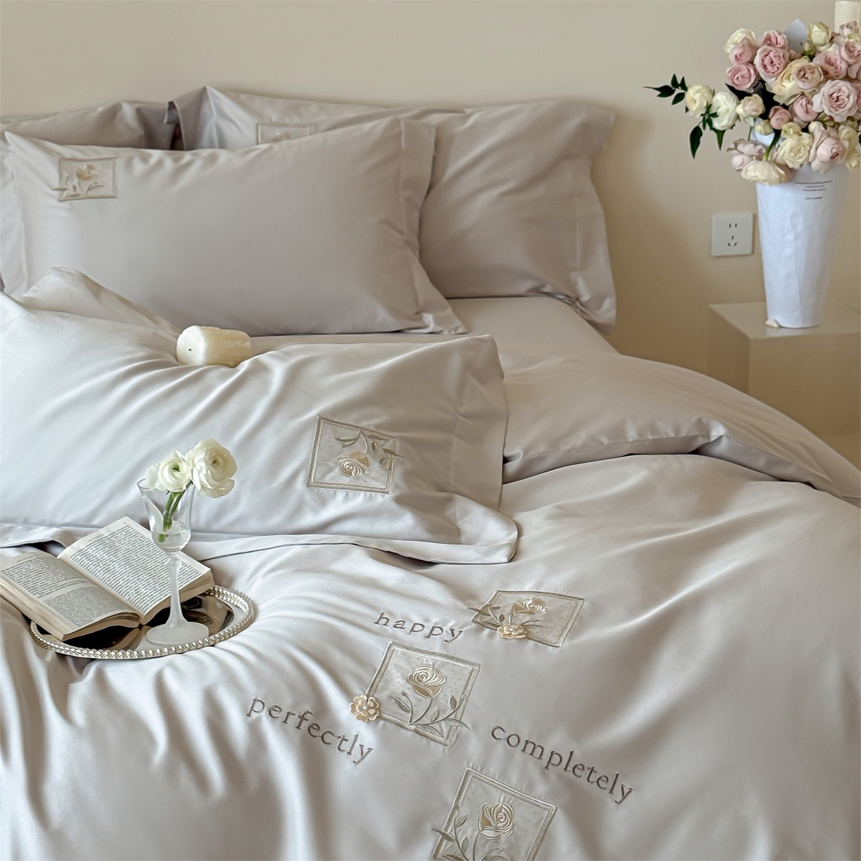 91家纺网 家纺一手货源 找家纺 名品优仓 2026新款长绒棉50s全棉纯棉刺绣宽边款四件套-花栖 花栖-浅妃灰