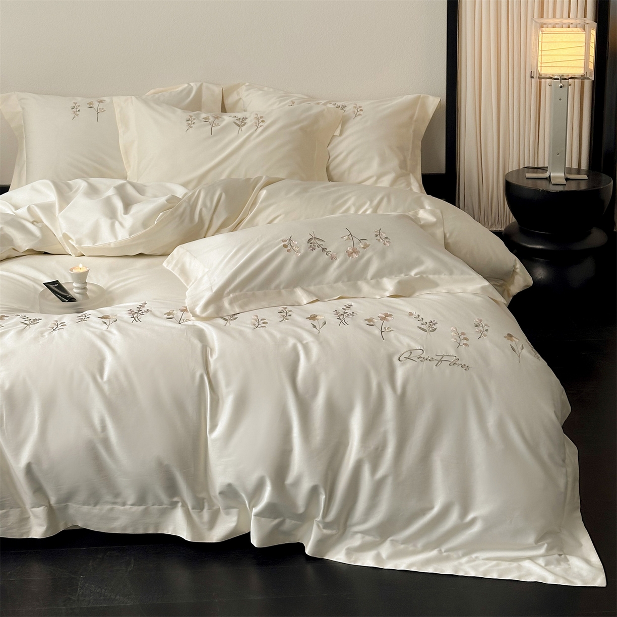 91家纺网 家纺一手货源 找家纺 名品优仓 2026新款长绒棉50s全棉纯棉刺绣宽边款四件套-花有约 花有约-奶芋色