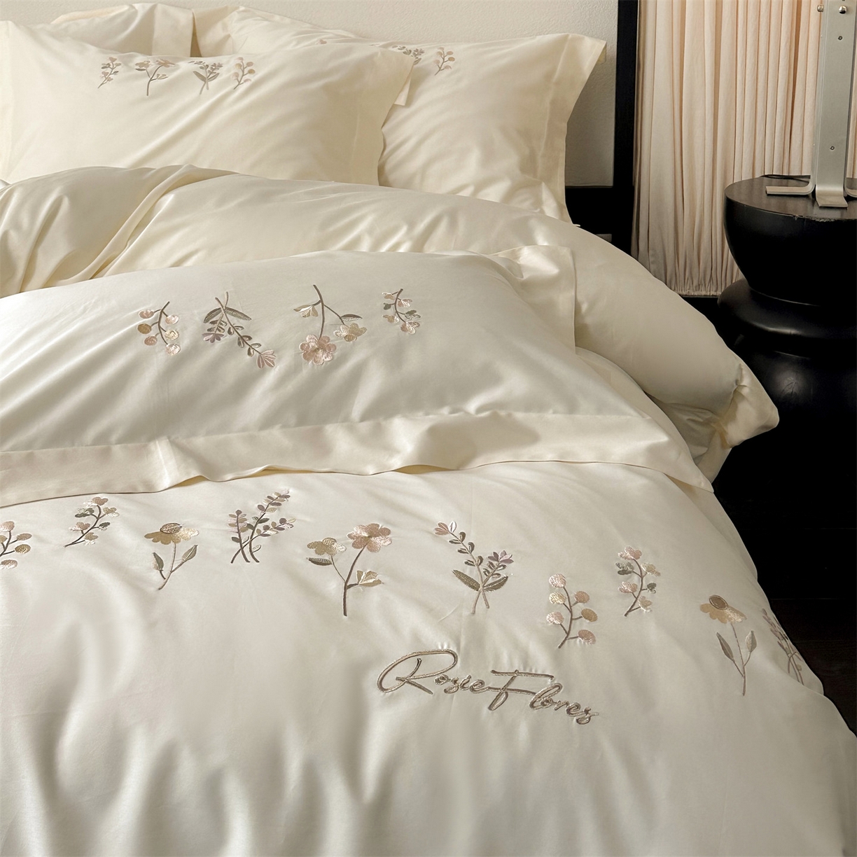 91家纺网 家纺一手货源 找家纺 名品优仓 2026新款长绒棉50s全棉纯棉刺绣宽边款四件套-花有约 花有约-奶芋色