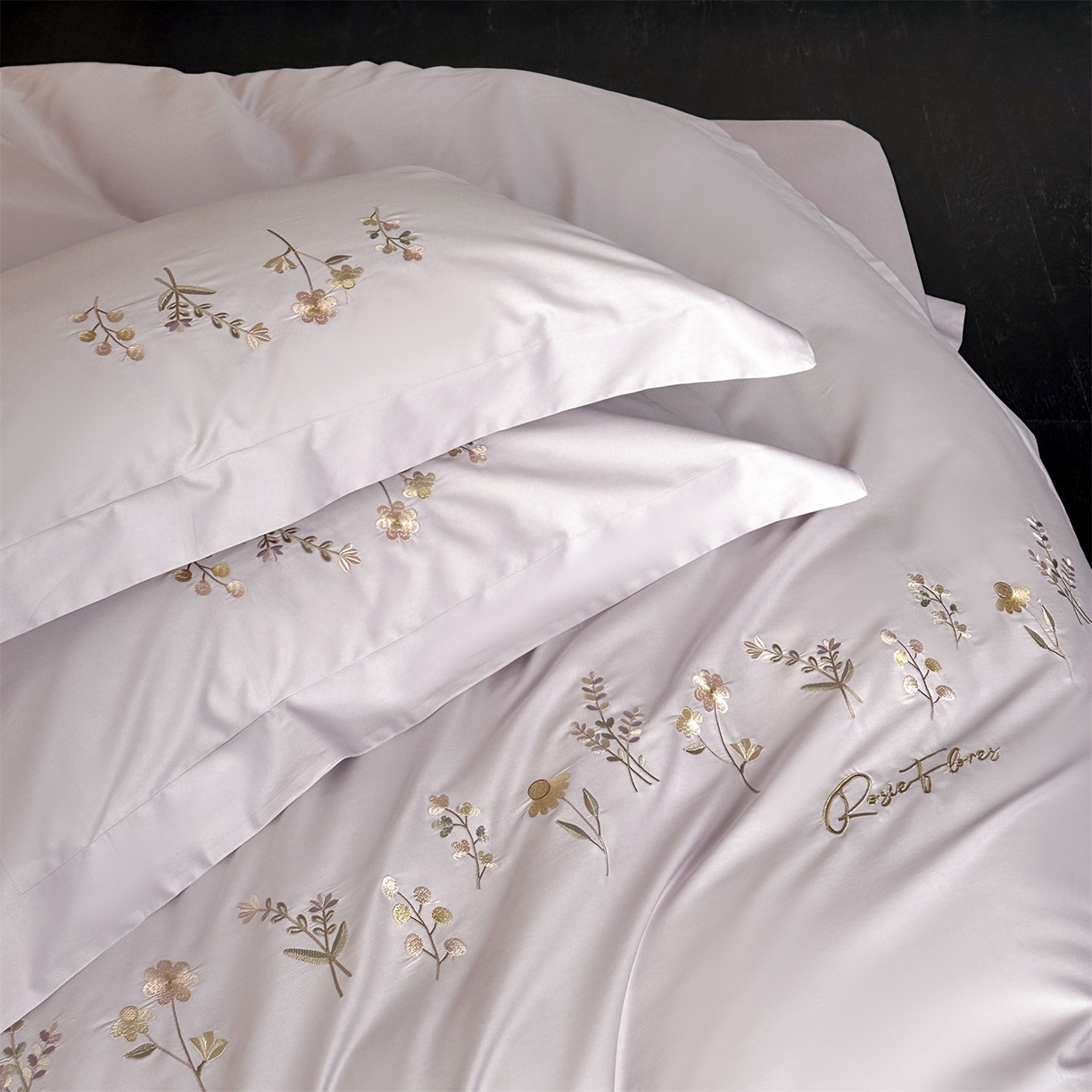 91家纺网 家纺一手货源 找家纺 名品优仓 2026新款长绒棉50s全棉纯棉刺绣宽边款四件套-花有约 花有约-梦幻色