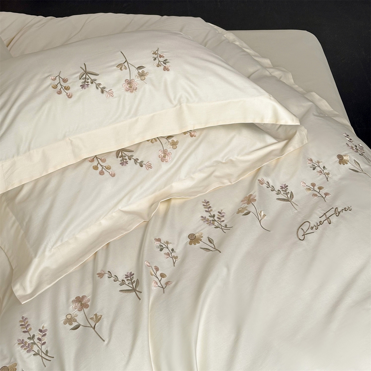 91家纺网 家纺一手货源 找家纺 名品优仓 2026新款长绒棉50s全棉纯棉刺绣宽边款四件套-花有约 花有约-奶芋色