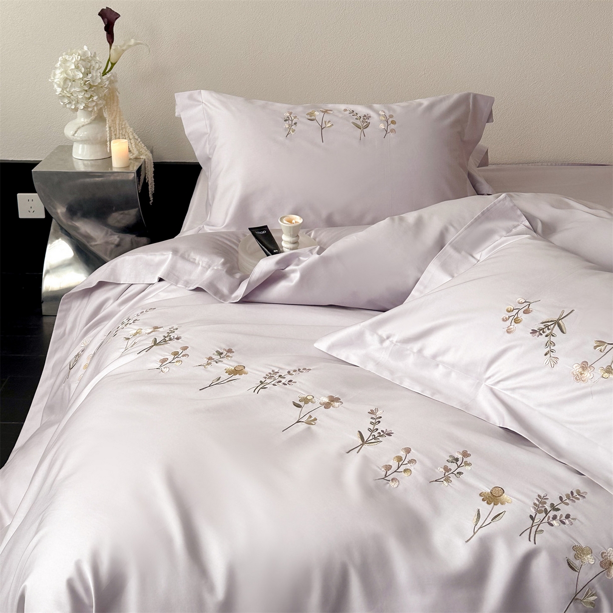 91家纺网 家纺一手货源 找家纺 名品优仓 2026新款长绒棉50s全棉纯棉刺绣宽边款四件套-花有约 花有约-梦幻色