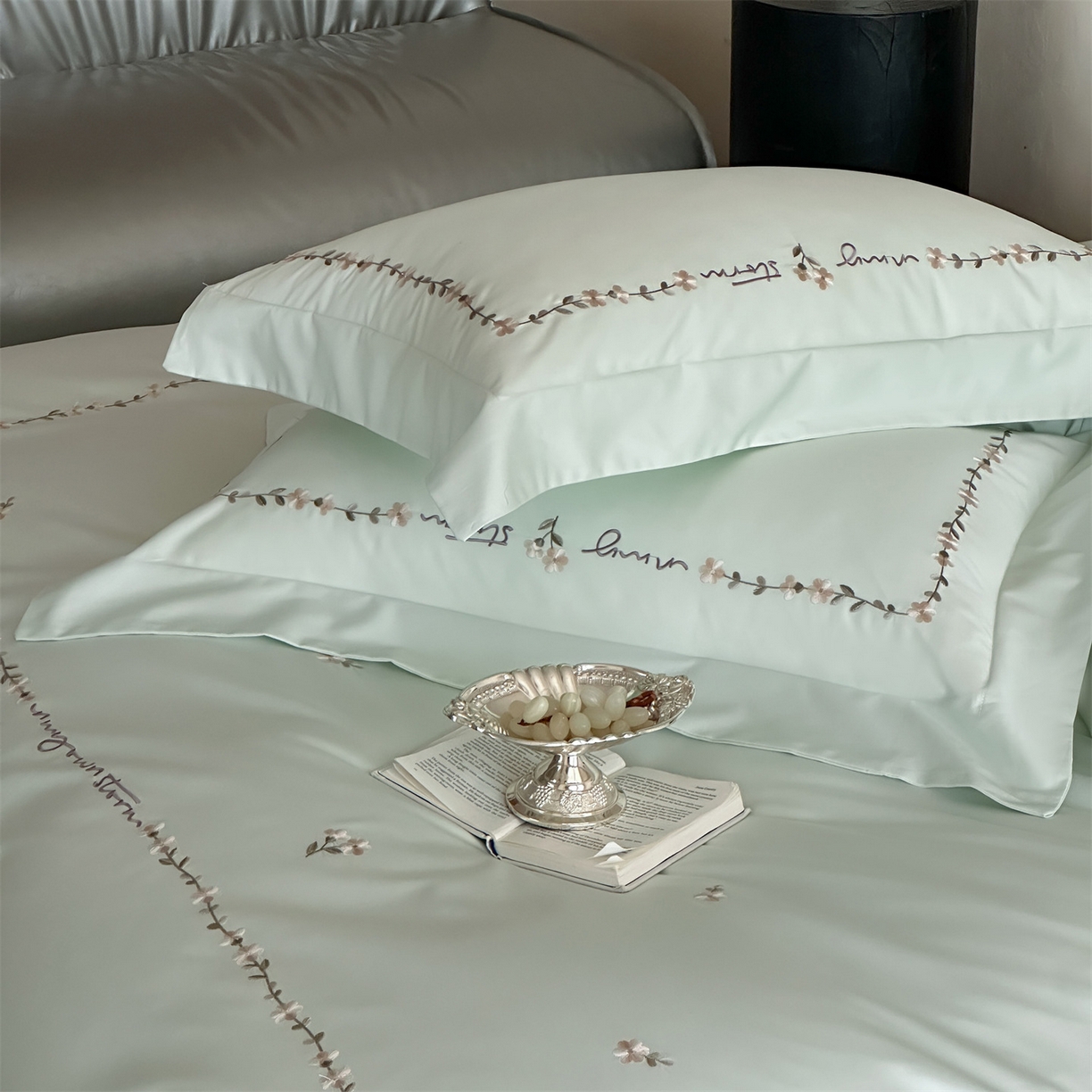 91家纺网 家纺一手货源 找家纺 名品优仓 2026新款长绒棉50s全棉纯棉刺绣宽边款四件套-花园密语 花园蜜语-清新绿