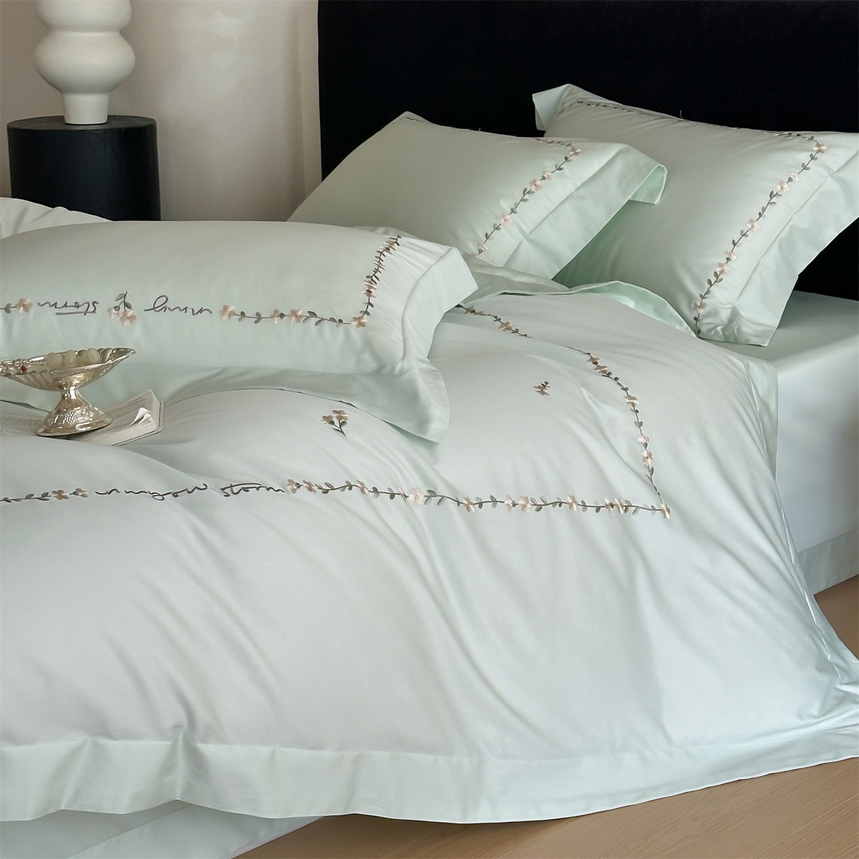 91家纺网 家纺一手货源 找家纺 名品优仓 2026新款长绒棉50s全棉纯棉刺绣宽边款四件套-花园密语 花园蜜语-清新绿