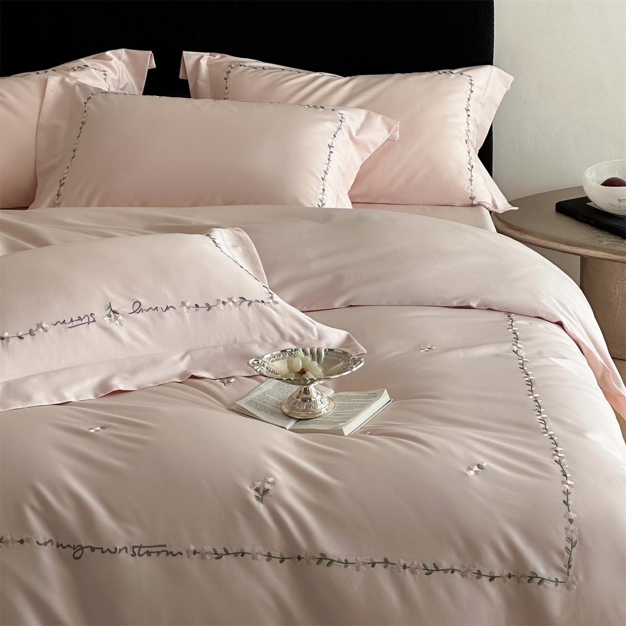 91家纺网 家纺一手货源 找家纺 名品优仓 2026新款长绒棉50s全棉纯棉刺绣宽边款四件套-花园密语 花园蜜语-初恋粉