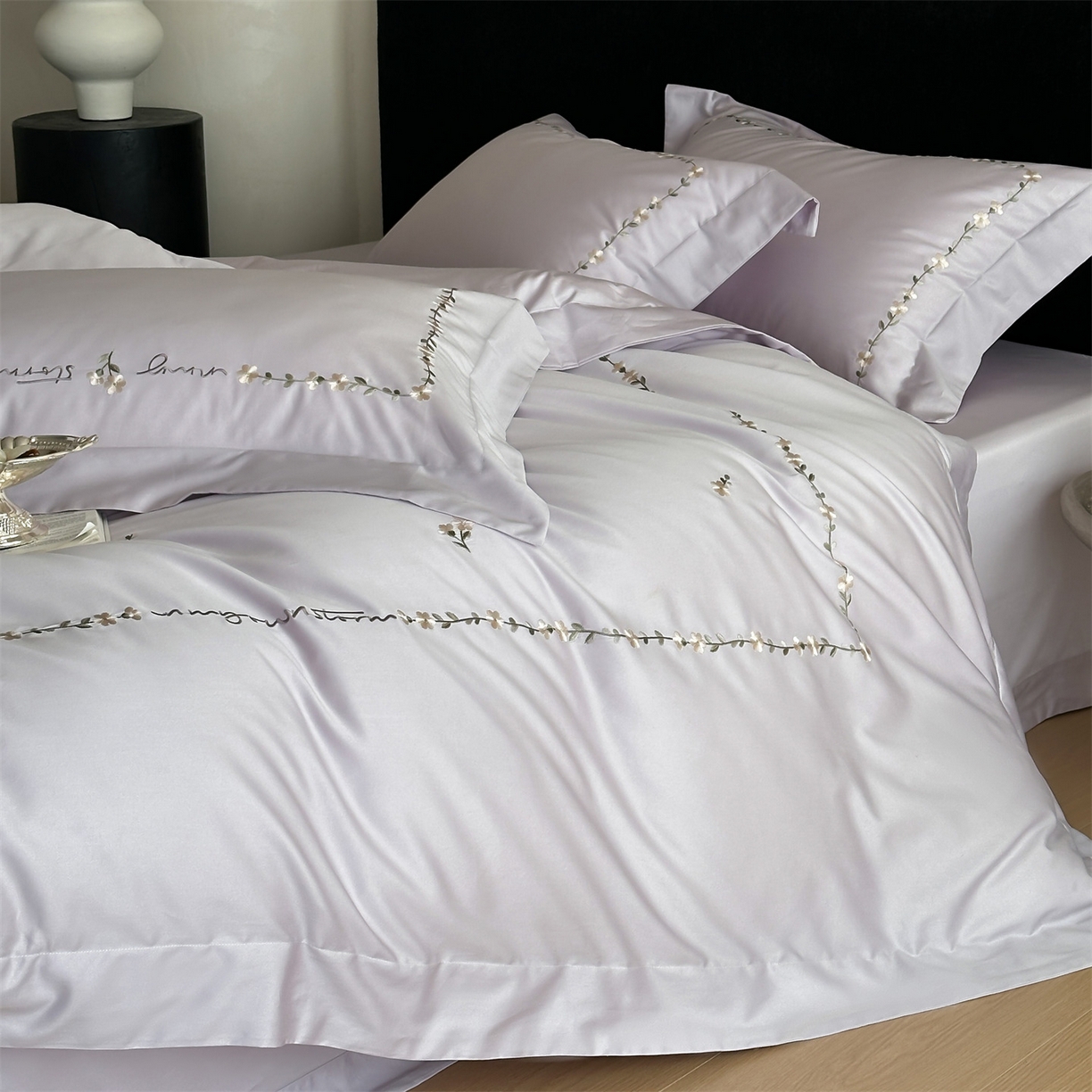 91家纺网 家纺一手货源 找家纺 名品优仓 2026新款长绒棉50s全棉纯棉刺绣宽边款四件套-花园密语 花园密语-梦幻紫