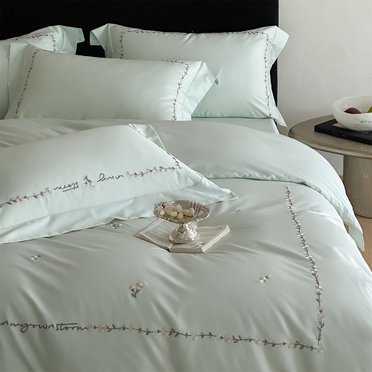 91家纺网 家纺一手货源 找家纺 名品优仓 2026新款长绒棉50s全棉纯棉刺绣宽边款四件套-花园密语 花园蜜语-清新绿