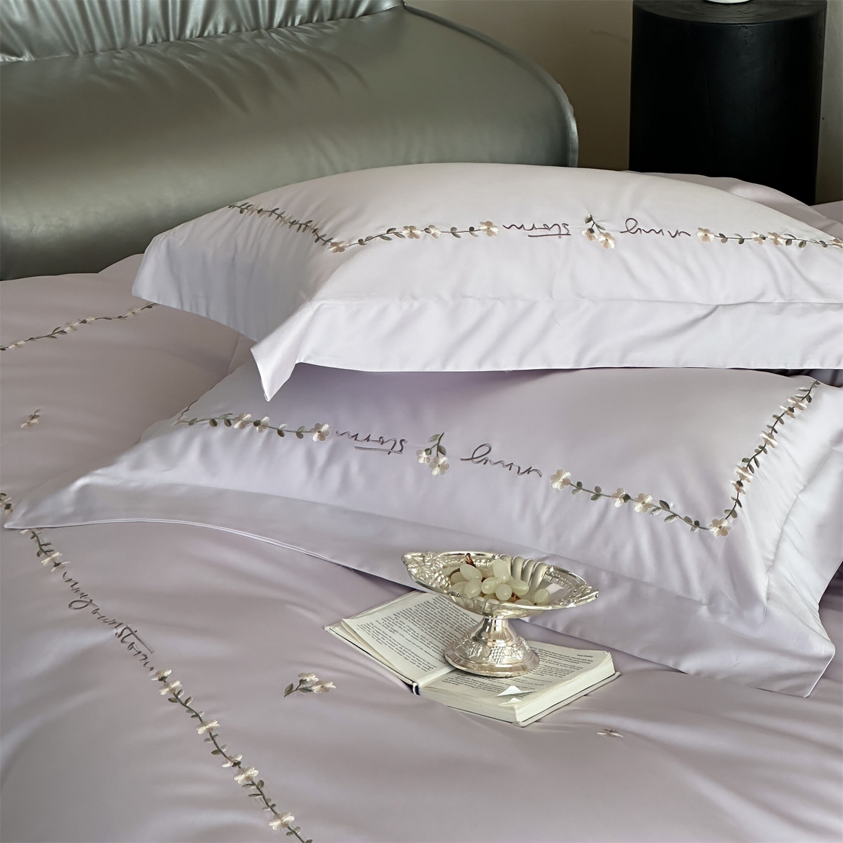 91家纺网 家纺一手货源 找家纺 名品优仓 2026新款长绒棉50s全棉纯棉刺绣宽边款四件套-花园密语 花园密语-梦幻紫