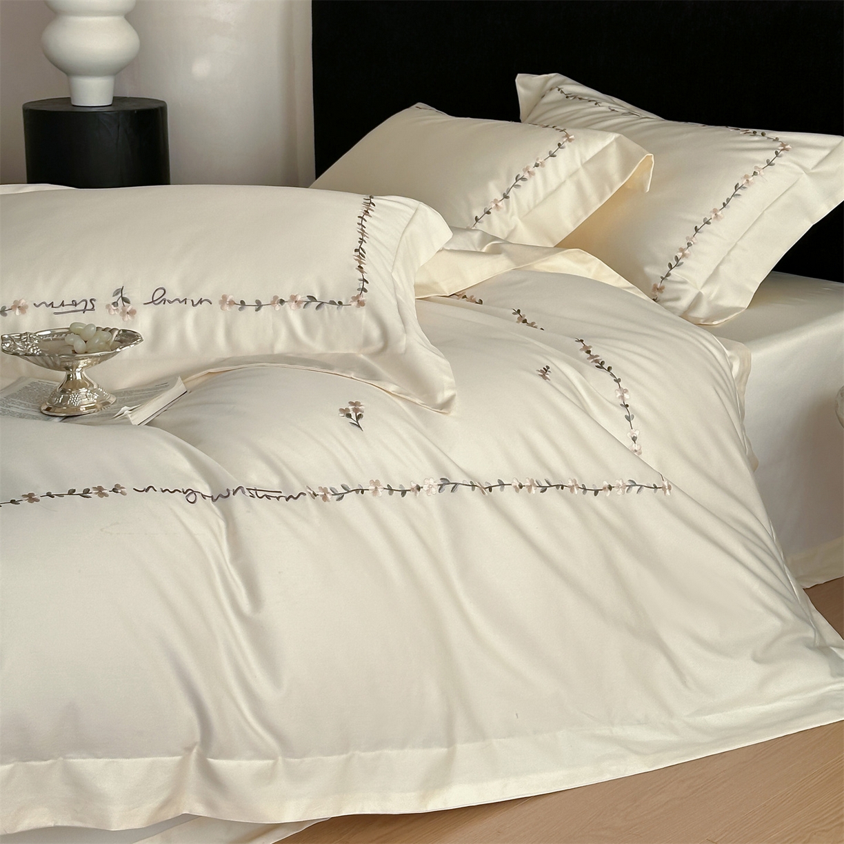 91家纺网 家纺一手货源 找家纺 名品优仓 2026新款长绒棉50s全棉纯棉刺绣宽边款四件套-花园密语 花园蜜语-奶芋色