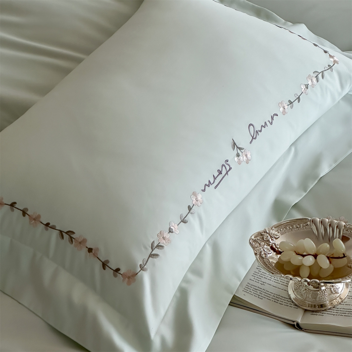 91家纺网 家纺一手货源 找家纺 名品优仓 2026新款长绒棉50s全棉纯棉刺绣宽边款四件套-花园密语 花园蜜语-清新绿