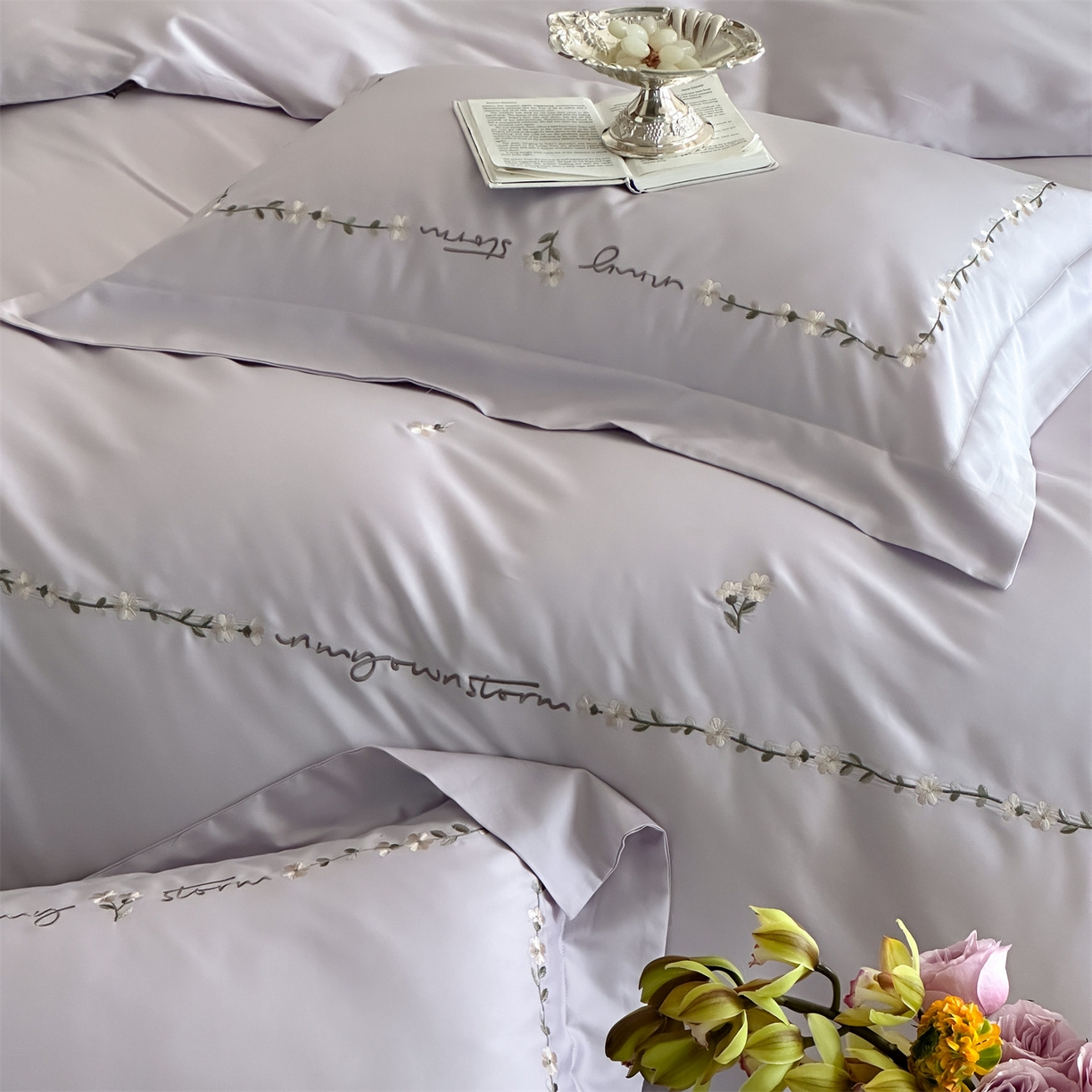 91家纺网 家纺一手货源 找家纺 名品优仓 2026新款长绒棉50s全棉纯棉刺绣宽边款四件套-花园密语 花园密语-梦幻紫