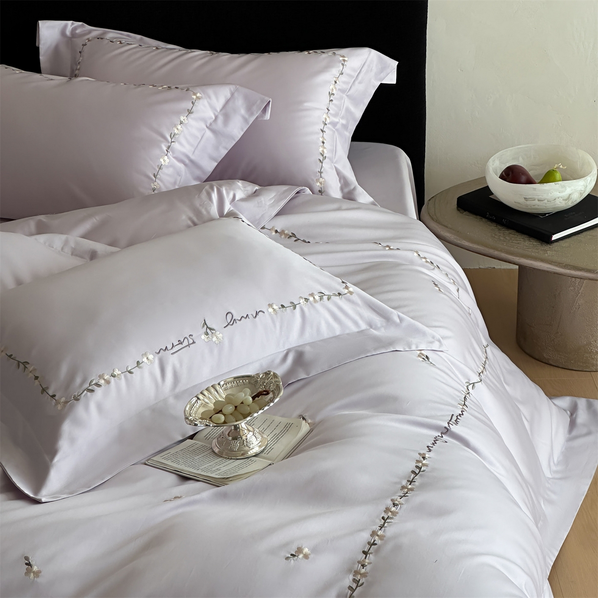 91家纺网 家纺一手货源 找家纺 名品优仓 2026新款长绒棉50s全棉纯棉刺绣宽边款四件套-花园密语 花园密语-梦幻紫