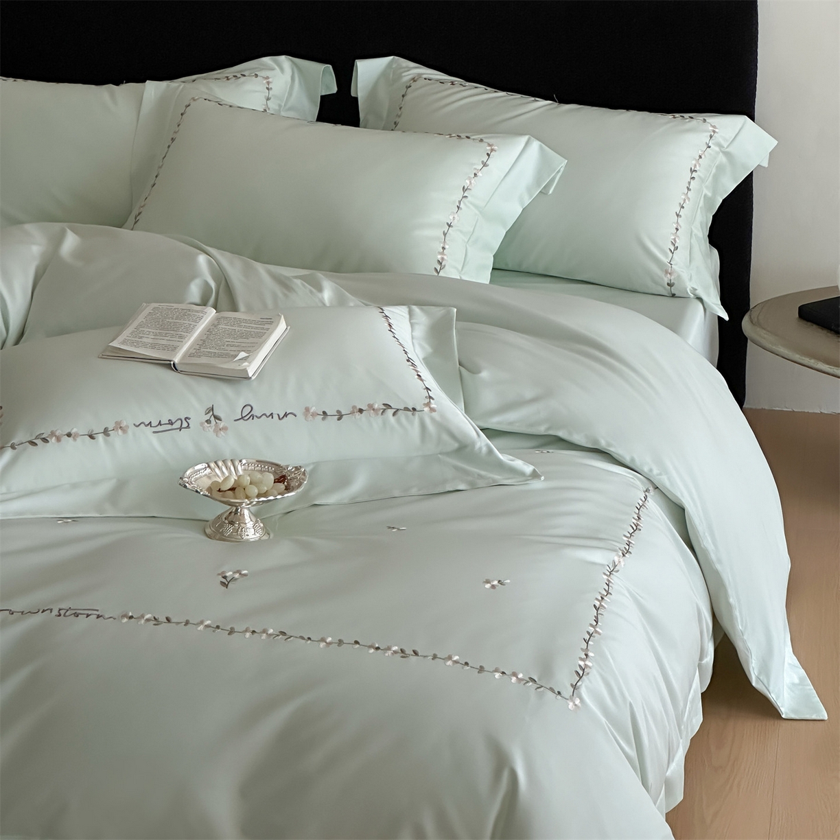 91家纺网 家纺一手货源 找家纺 名品优仓 2026新款长绒棉50s全棉纯棉刺绣宽边款四件套-花园密语 花园蜜语-清新绿