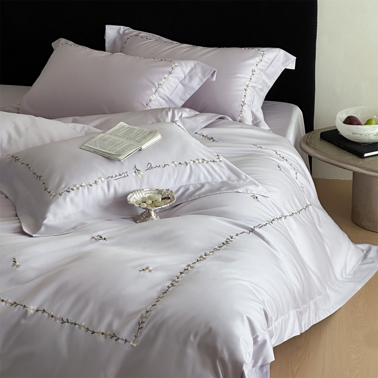 91家纺网 家纺一手货源 找家纺 名品优仓 2026新款长绒棉50s全棉纯棉刺绣宽边款四件套-花园密语 花园密语-梦幻紫