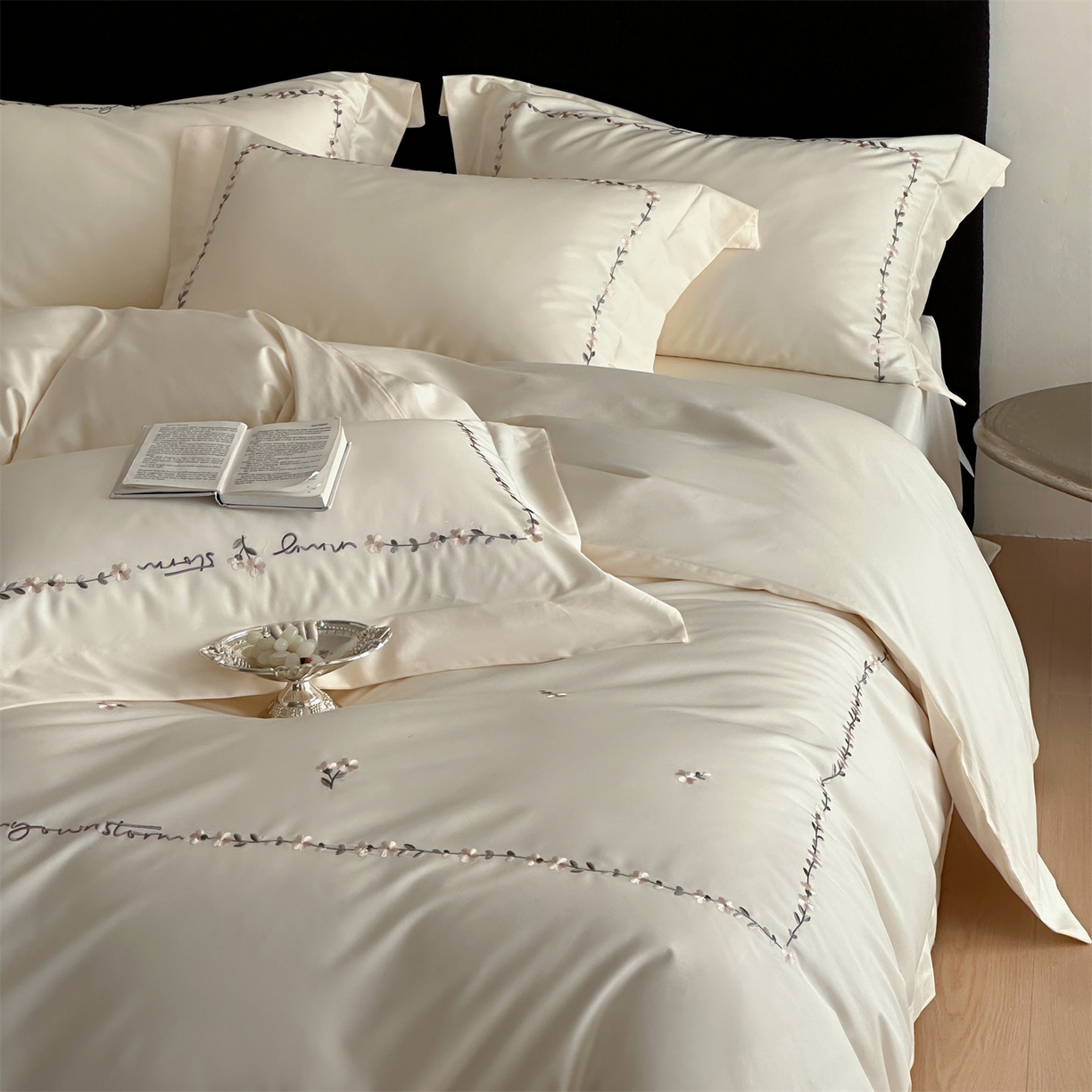 91家纺网 家纺一手货源 找家纺 名品优仓 2026新款长绒棉50s全棉纯棉刺绣宽边款四件套-花园密语 花园蜜语-奶芋色