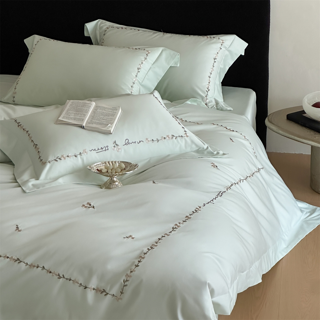 91家纺网 家纺一手货源 找家纺 名品优仓 2026新款长绒棉50s全棉纯棉刺绣宽边款四件套-花园密语 花园蜜语-清新绿