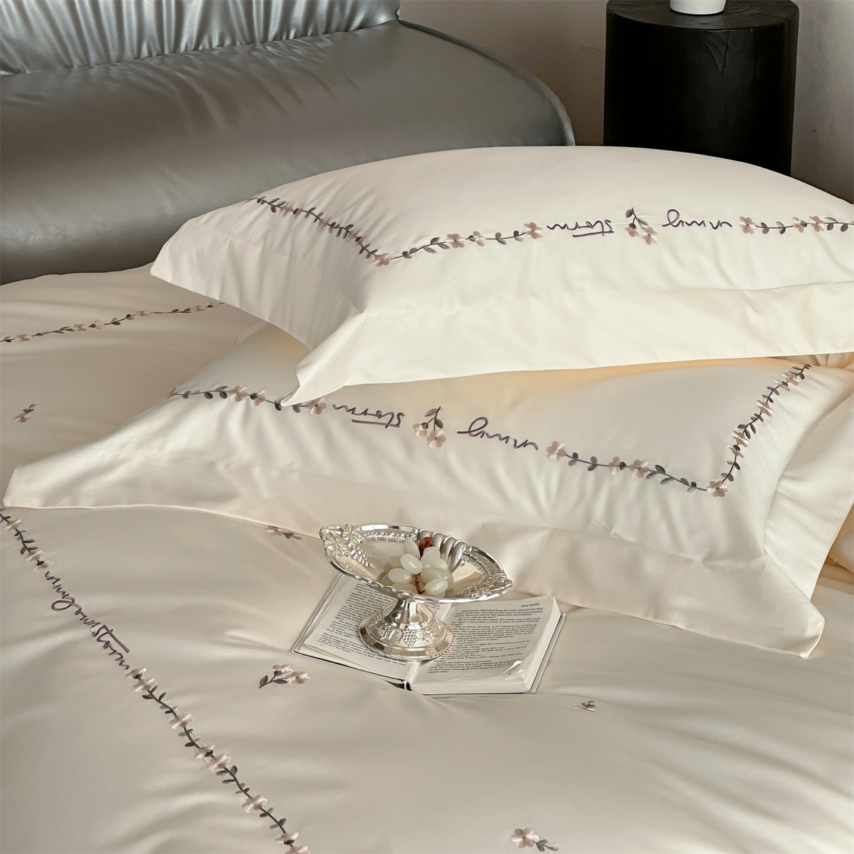 91家纺网 家纺一手货源 找家纺 名品优仓 2026新款长绒棉50s全棉纯棉刺绣宽边款四件套-花园密语 花园蜜语-奶芋色