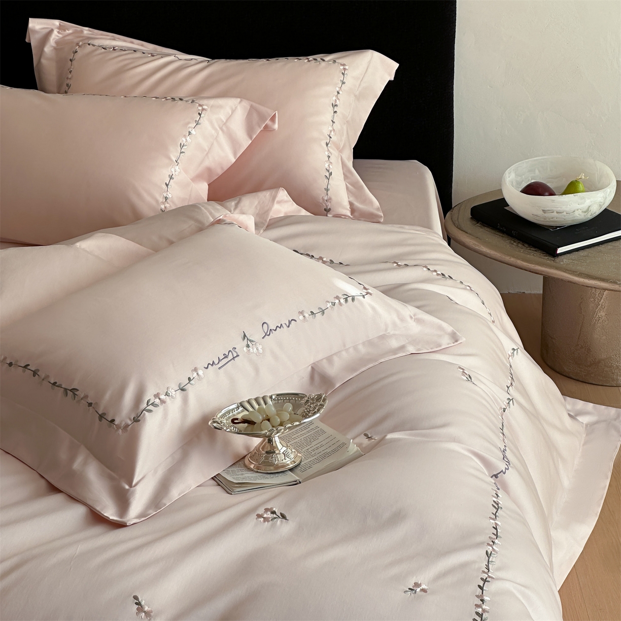 91家纺网 家纺一手货源 找家纺 名品优仓 2026新款长绒棉50s全棉纯棉刺绣宽边款四件套-花园密语 花园蜜语-初恋粉