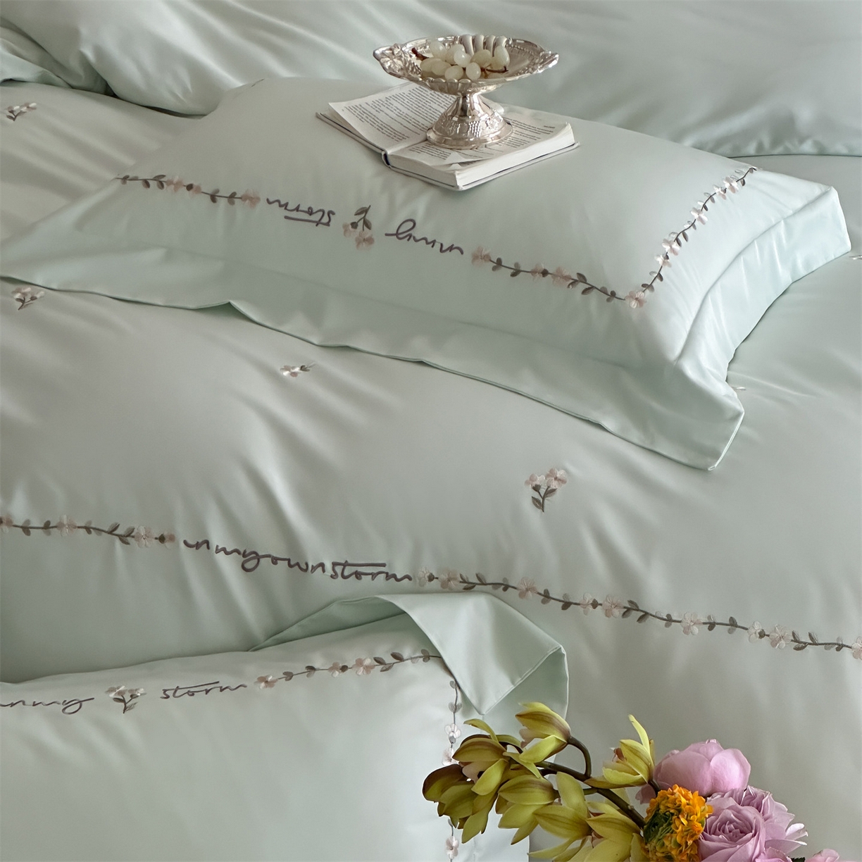 91家纺网 家纺一手货源 找家纺 名品优仓 2026新款长绒棉50s全棉纯棉刺绣宽边款四件套-花园密语 花园蜜语-清新绿