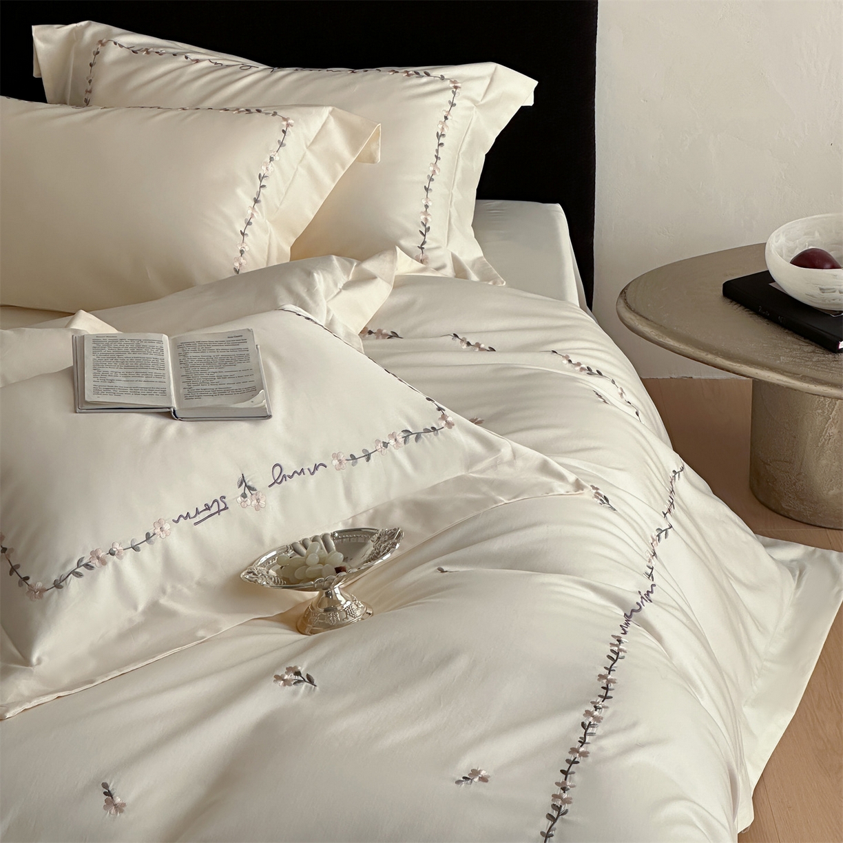 91家纺网 家纺一手货源 找家纺 名品优仓 2026新款长绒棉50s全棉纯棉刺绣宽边款四件套-花园密语 花园蜜语-奶芋色