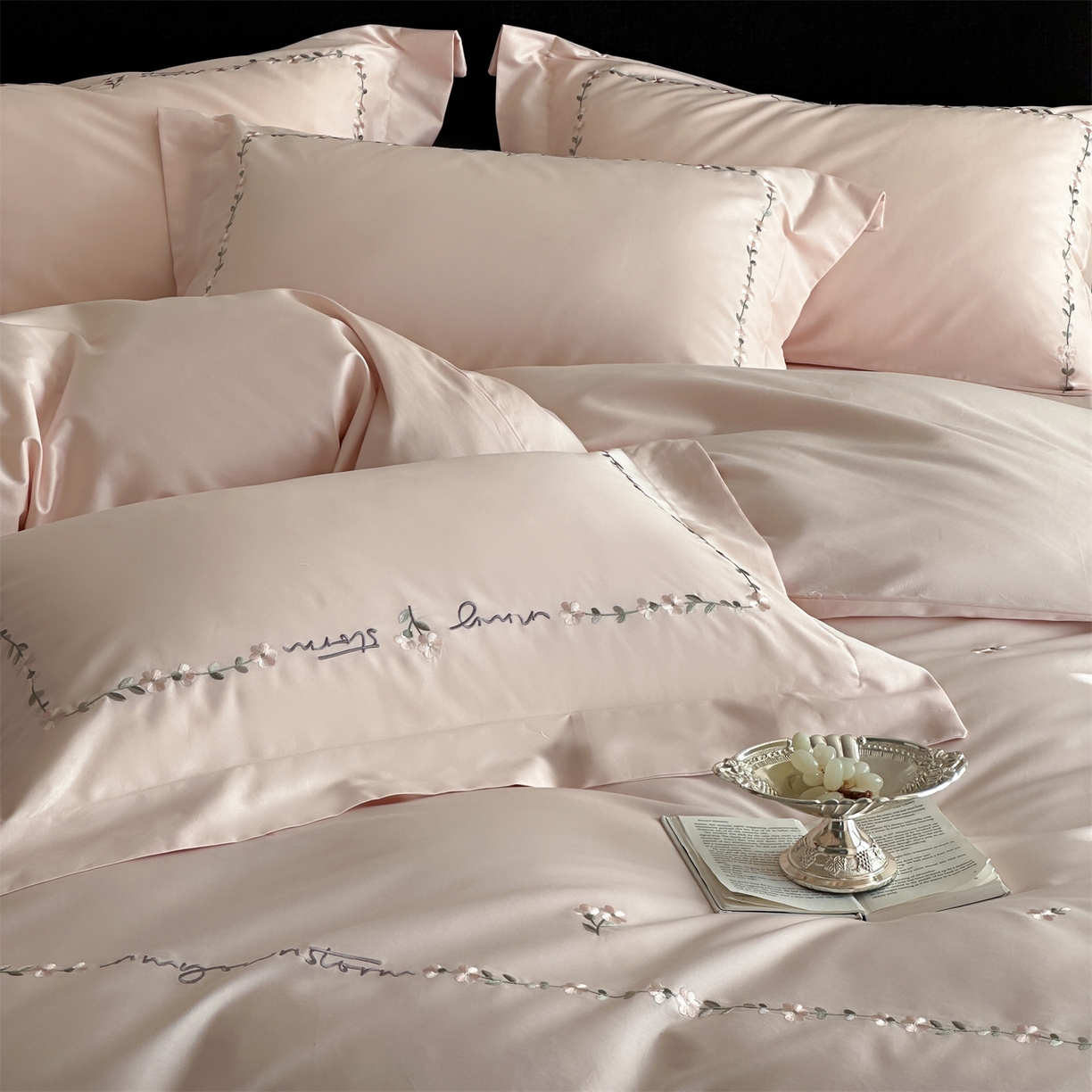 91家纺网 家纺一手货源 找家纺 名品优仓 2026新款长绒棉50s全棉纯棉刺绣宽边款四件套-花园密语 花园蜜语-初恋粉