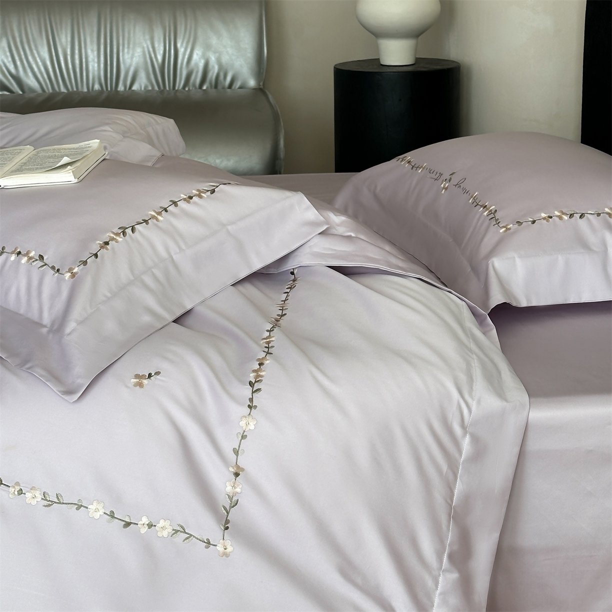 91家纺网 家纺一手货源 找家纺 名品优仓 2026新款长绒棉50s全棉纯棉刺绣宽边款四件套-花园密语 花园密语-梦幻紫