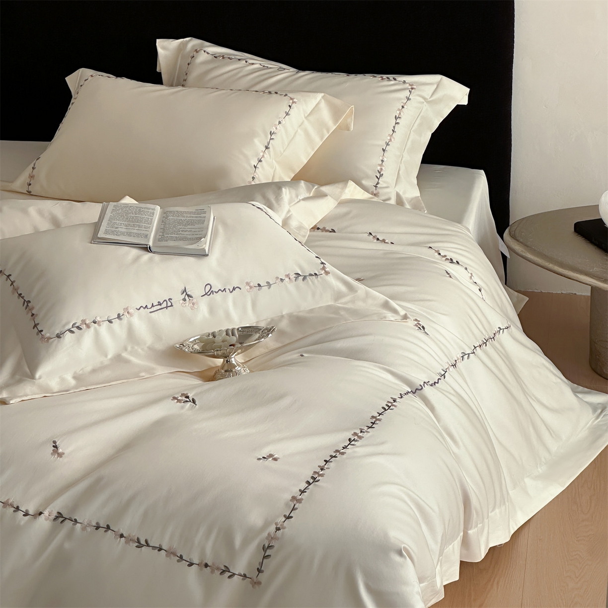 91家纺网 家纺一手货源 找家纺 名品优仓 2026新款长绒棉50s全棉纯棉刺绣宽边款四件套-花园密语 花园蜜语-奶芋色