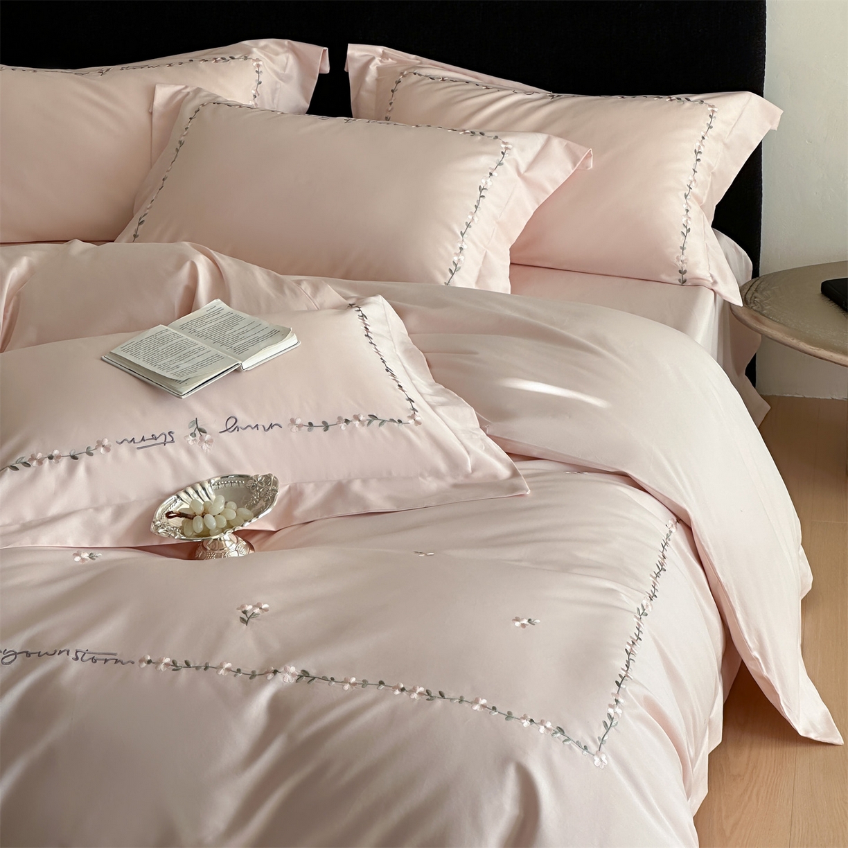 91家纺网 家纺一手货源 找家纺 名品优仓 2026新款长绒棉50s全棉纯棉刺绣宽边款四件套-花园密语 花园蜜语-初恋粉