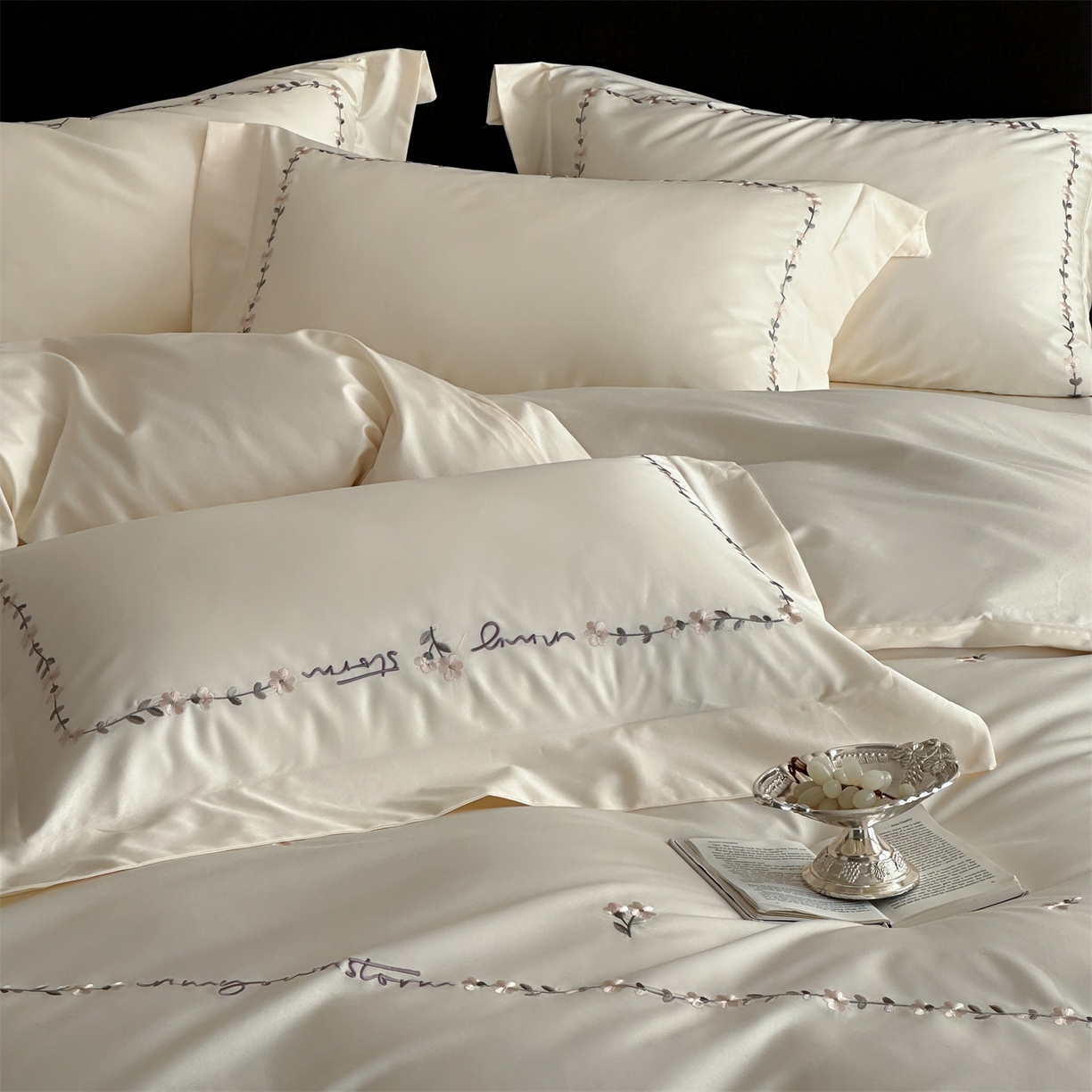 91家纺网 家纺一手货源 找家纺 名品优仓 2026新款长绒棉50s全棉纯棉刺绣宽边款四件套-花园密语 花园蜜语-奶芋色