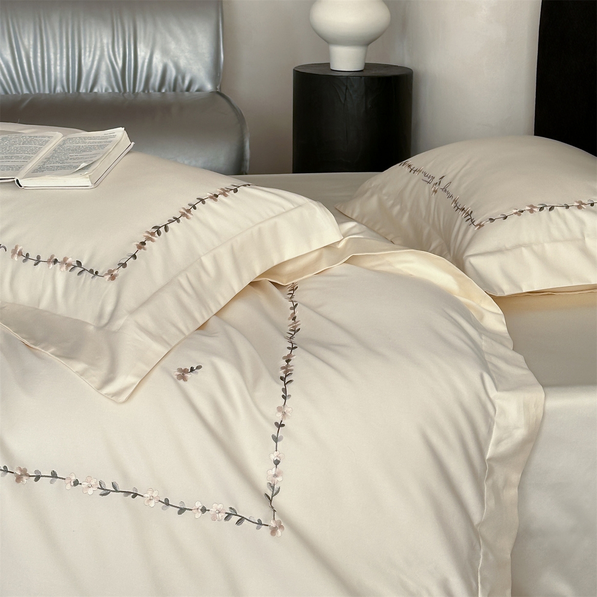 91家纺网 家纺一手货源 找家纺 名品优仓 2026新款长绒棉50s全棉纯棉刺绣宽边款四件套-花园密语 花园蜜语-奶芋色